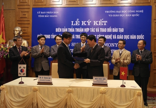 Chủ tịch UBND tỉnh Bùi Văn Hải và ông Ki - Kweon Lee ký kết biên bản thỏa thuận